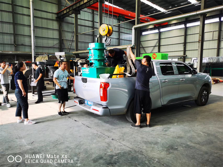 江西客戶豬糞有機(jī)肥免烘干造粒機(jī)直接開車?yán)? width=