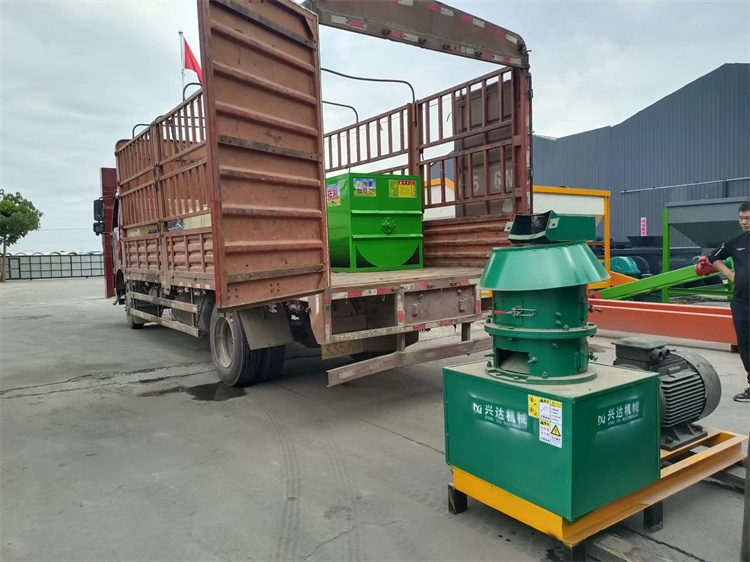 廣東肇慶客戶有機肥免烘干造粒機發貨現場