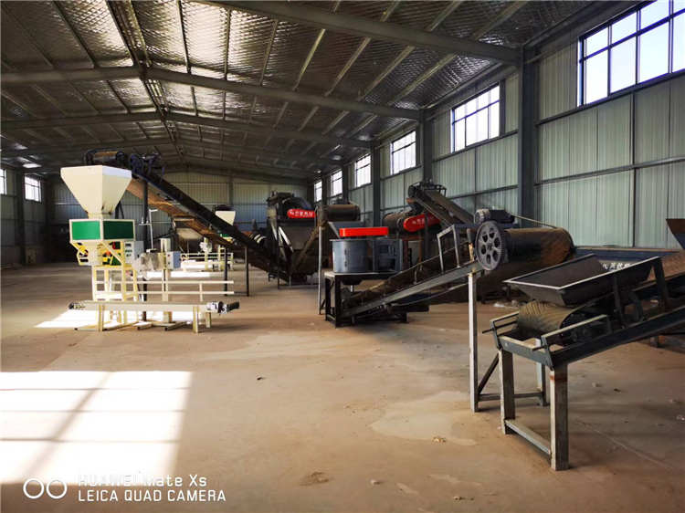 立式粉碎機食用菌渣粉碎設備客戶現場