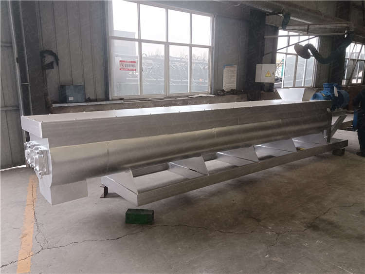 車間生產客戶定制雙軸攪拌機加工完成,有機肥設備