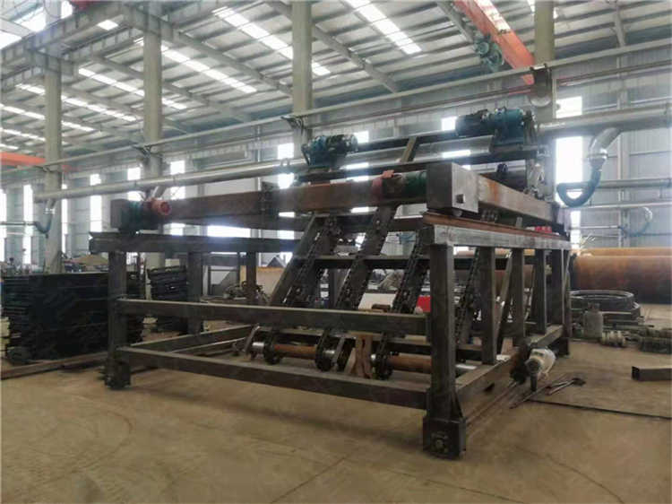 客戶發酵牛糞鏈板翻拋機處理設備一到現場