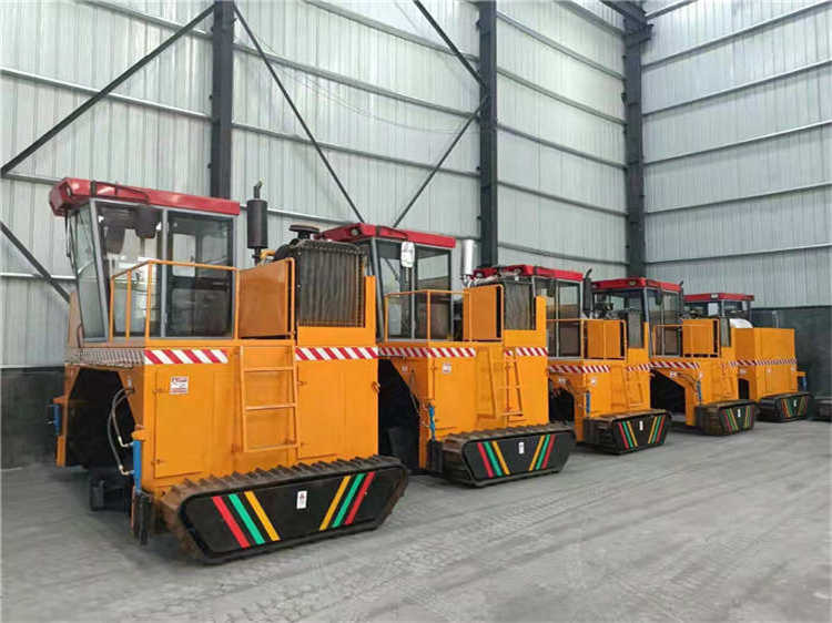 由一人操控駕駛履帶翻拋機(jī),室內(nèi)地面發(fā)酵堆肥翻耙機(jī)