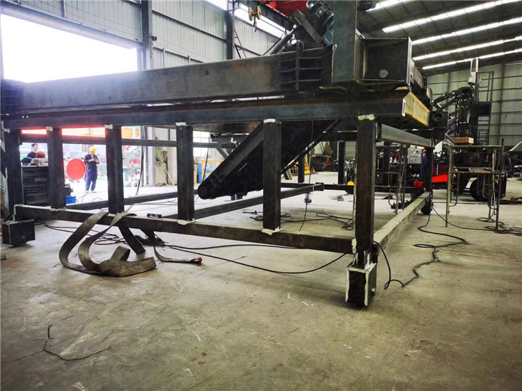 大跨度牛羊糞發酵處理鏈板翻拋機加工生產現場