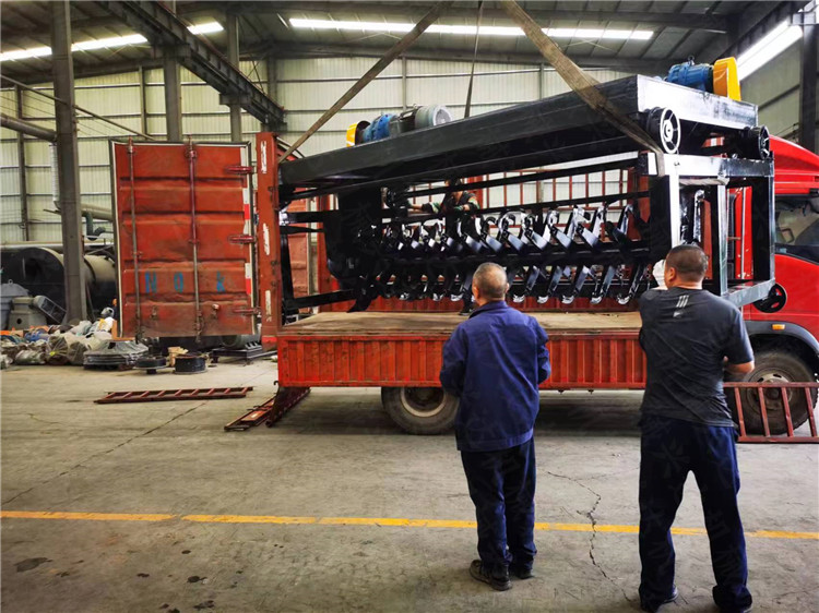 復混肥廠發酵設備,槽式翻拋機堆肥均勻,處理畜禽糞便,污泥效果不錯