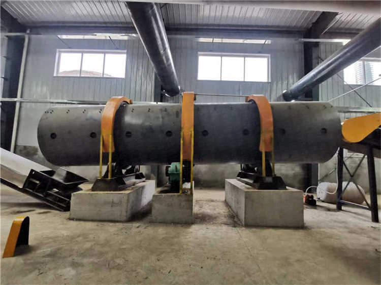 有機肥濕法回轉式轉鼓造粒機,客戶牛糞肥料設備生產現場