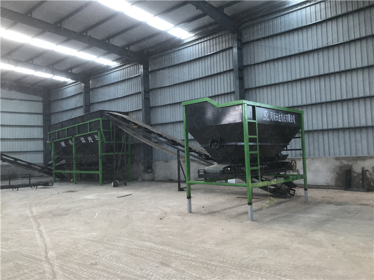 年產(chǎn)3萬噸蚯蚓糞免烘干有機(jī)肥顆粒生產(chǎn)線鏟車料倉現(xiàn)場(chǎng)設(shè)備