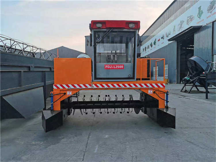 養(yǎng)殖場廢棄物處理設(shè)備 有機肥翻拋設(shè)備 型號可定制 行走式履帶翻拋機